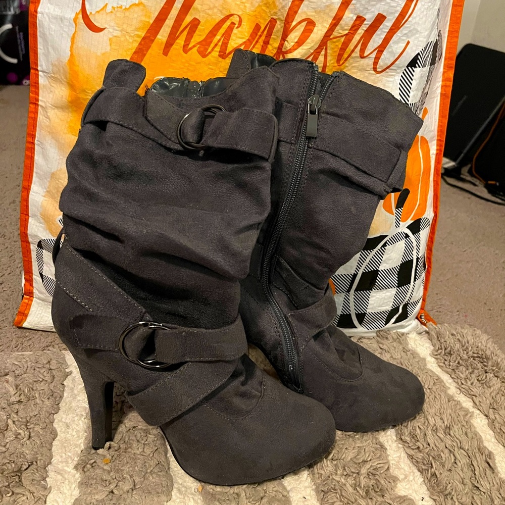 Awesome pair of grey boots!!!!
Full zip!! Great condition!!!
Very versatile!